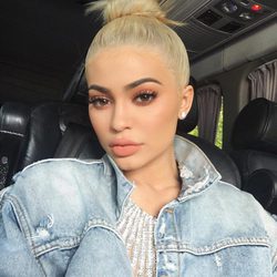 Kylie Jenner luce unos labios nude anaranjados