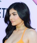 Kylie Jenner apuesta por un colorete rosado