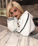 Kylie Jenner apuesta por un colorete con partículas de shimmer