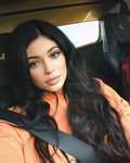 Kylie Jenner se decide por un colorete melocotón
