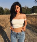 Kylie Jenner, bronceada y con highlight dorado