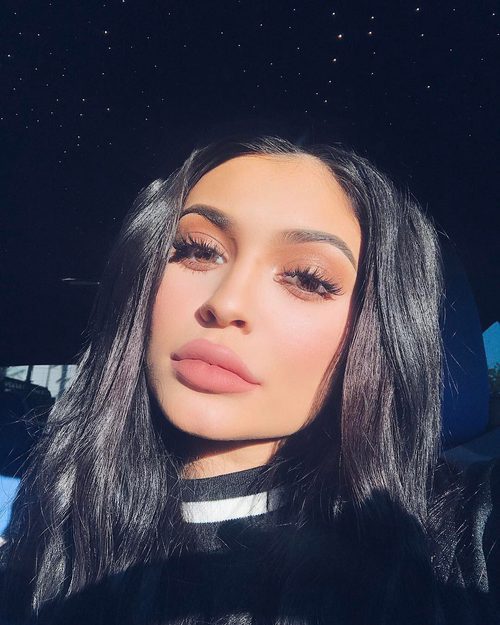 Las extensiones de pestañas son clave en los looks de Kylie Jenner
