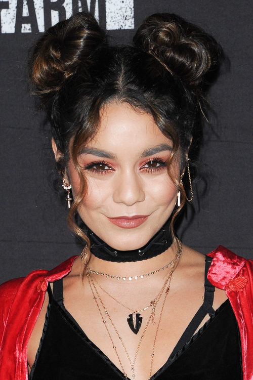 Vanessa Hudgens con dos enormes moños