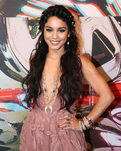Vanessa Hudgens con semirecogido y adornado con flores