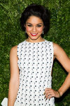 Vanessa Hudgens con recogido con mucho volumen