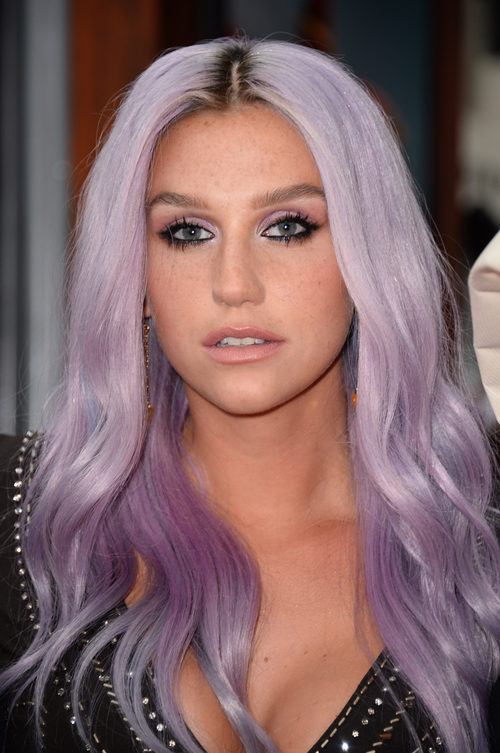 Kesha con el pelo de color lila