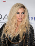 Kesha con el pelo suelto y con mucho volumen