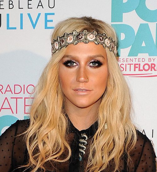 Kesha adorna su cabello con un accesorio