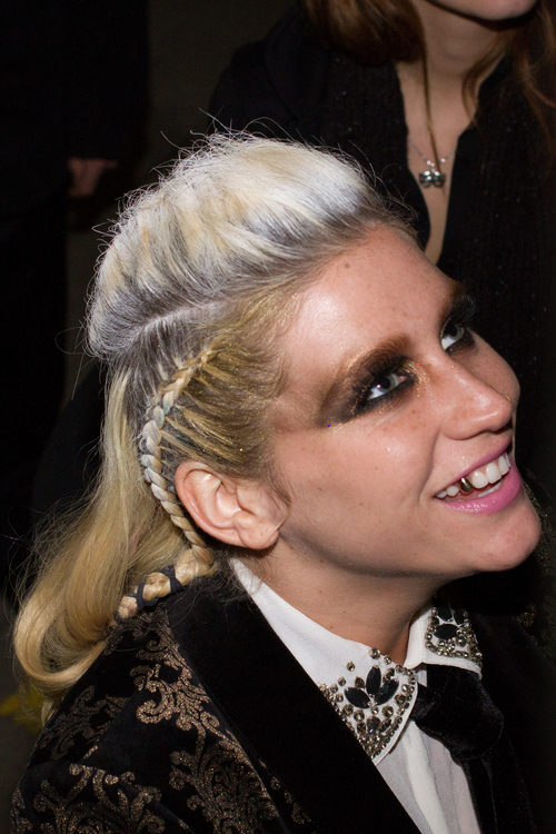 Kesha con un peinado muy original