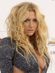Kesha con el pelo suelto y rizado
