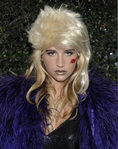 Kesha luce un extravagante peinado