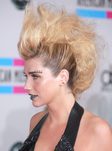 Kesha con un peinado muy punk