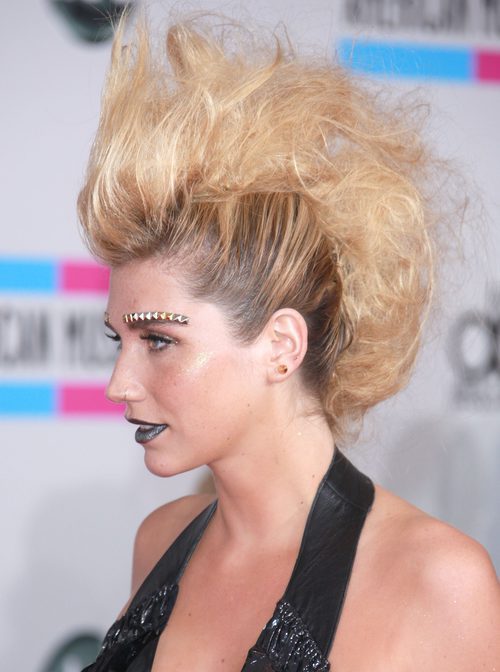 Kesha con un peinado muy punk