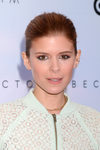 Kate Mara con coleta baja y pulida