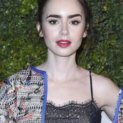 Lily Collins con recogido