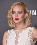 Jennifer Lawrence con ondas surferas