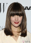 Rose Byrne con flequillo recto