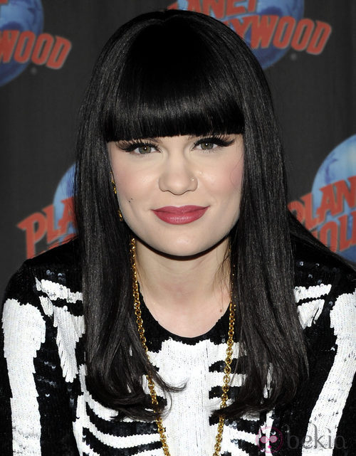 Jessie J con flequillo recto