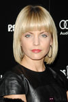 Mena Suvari con flequillo recto