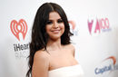 Selena Gomez apuesta por un smokey eye para dar profundidad a su mirada
