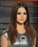 Selena Gomez se decanta por un ahumado en forma de cat-eye