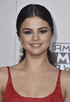 Selena Gomez aporta un toque de brillo a su labial nude