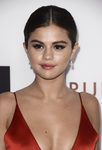 Selena Gomez apuesta por un rostro iluminado
