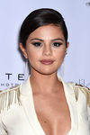 Selena Gomez da color a su rostro con polvos bronceadores