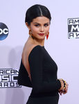 Selena Gomez apuesta por los labios rojos para dar color a sus maquillajes