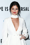 Selena Gomez luce un labial rojizo de acabado cremoso