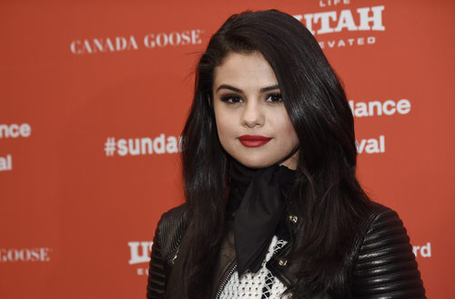 Selena Gomez complementa su maquillaje con un labial de color rojo