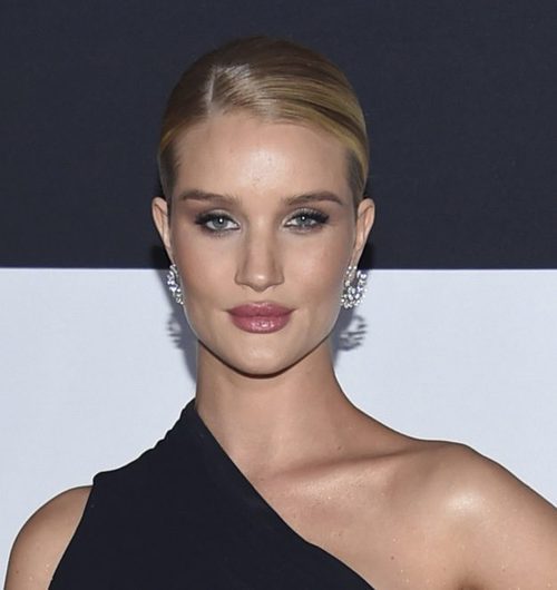 Rosie Huntington-Whiteley con un impecable moño bajo