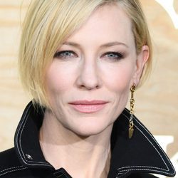 Cate Blanchett con el pelo corto y liso
