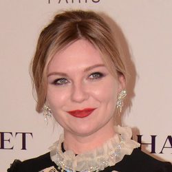 Kirsten Dunst con un beauty look sofisticado