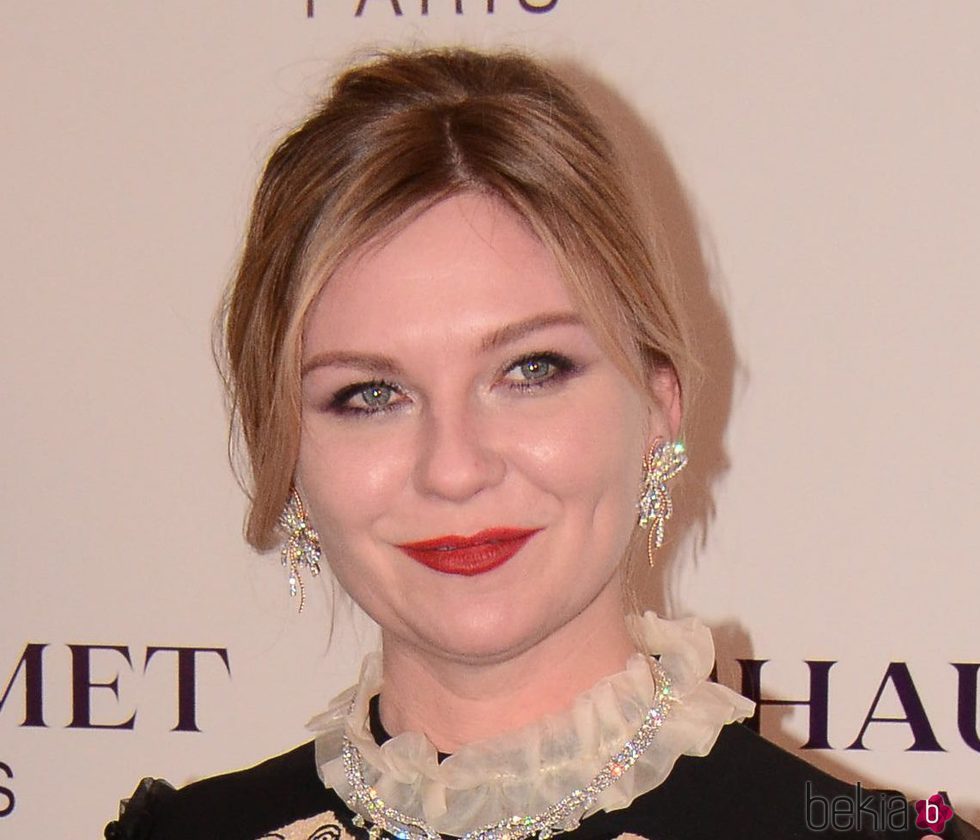 Kirsten Dunst con un beauty look sofisticado