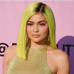 Kylie Jenner con el pelo flúor