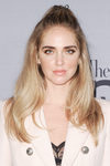 Chiara Ferragni con semirecogido adornado por un lazo