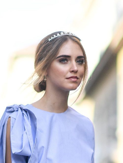 Chiara Ferragni luce una corona como accesorio para su peinado