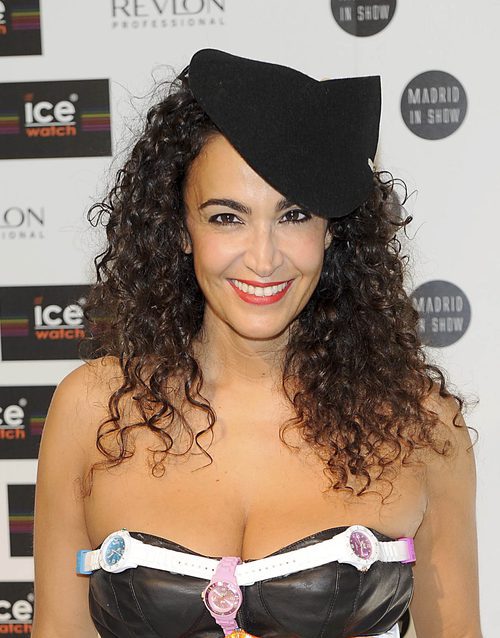 Cristina Rodríguez con accesorio en el pelo