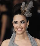 Cristina Rodríguez con tocado de plumas