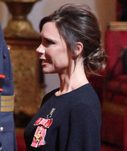 Victoria Beckham con recogido tipo messy