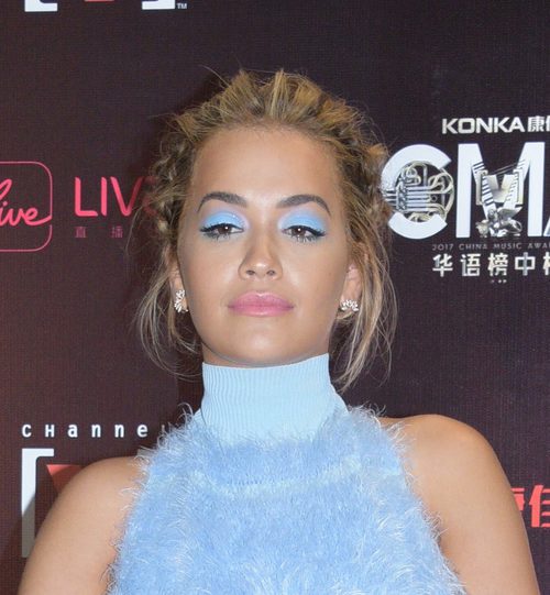 Rita Ora con sombras azules