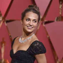 Alicia Vikander con moño alto desenfadado
