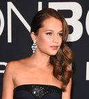 Alicia Vikander apuesta por ondas marcadas