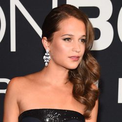 Alicia Vikander apuesta por ondas marcadas