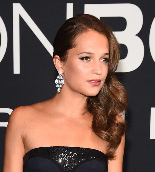 Alicia Vikander apuesta por ondas marcadas