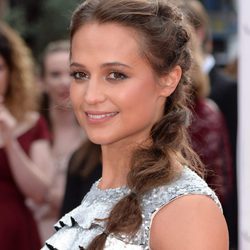 Alicia Vikander con una original coleta de burbujas