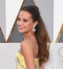 Alicia Vikander luce un semirecogido con moño