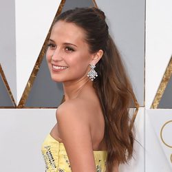 Alicia Vikander luce un semirecogido con moño