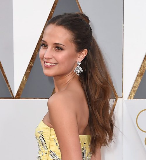 Alicia Vikander luce un semirecogido con moño